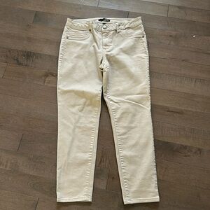 1822 Denim Cream Jeggings with Smooth Texture